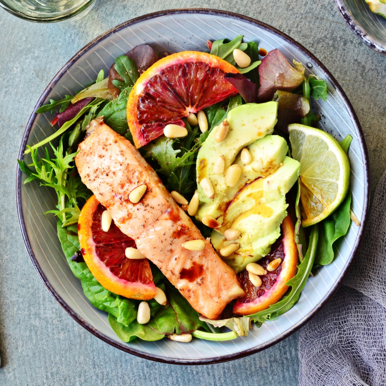Ensalada con salmón, aguacate y naranja sanguina