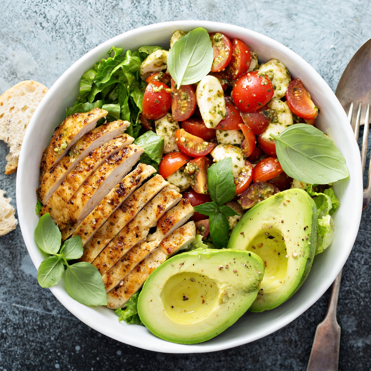 Ensalada con pollo, caprese de tomate y aguacate