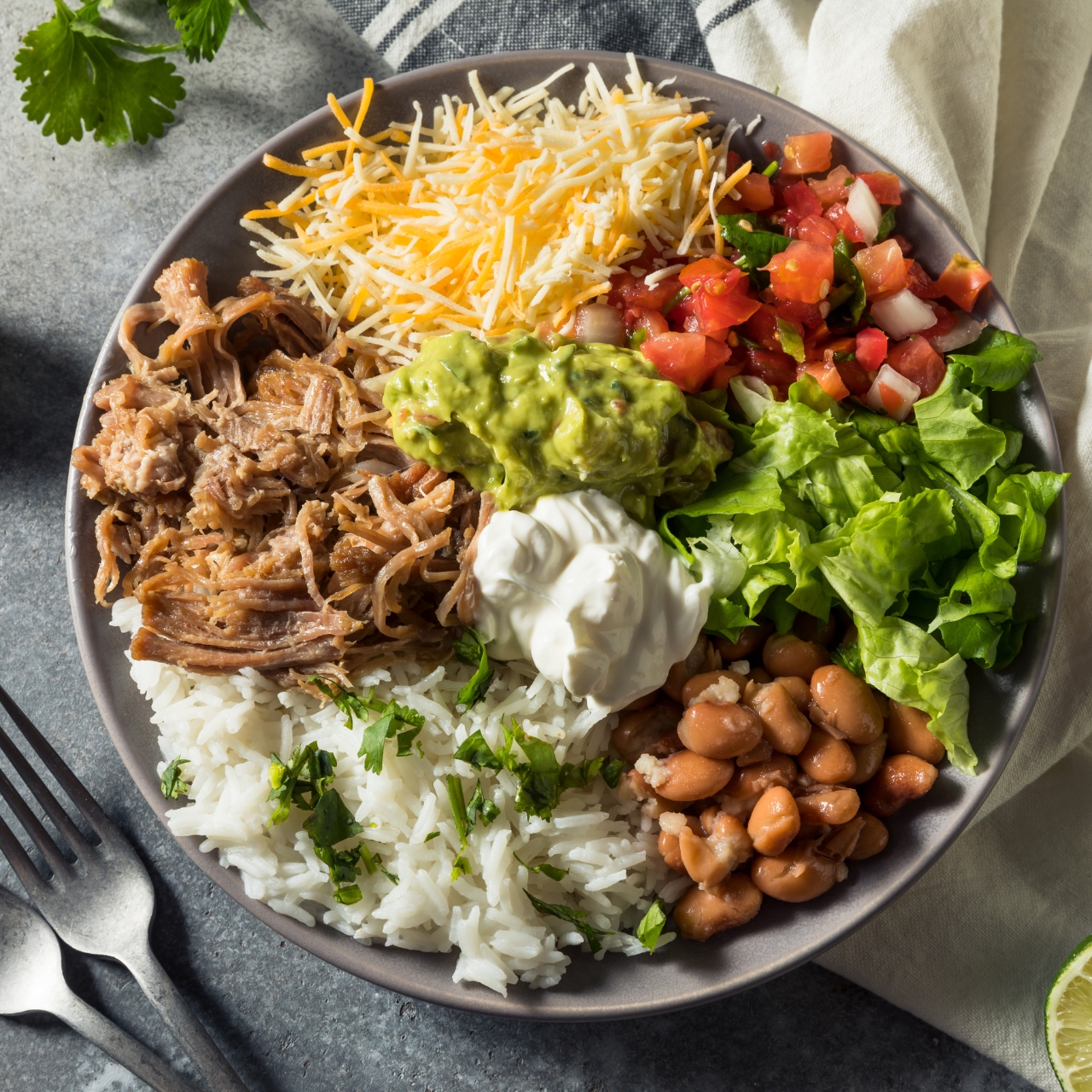 Bowl con proteína, frijoles, arroz y vegetales frescos
