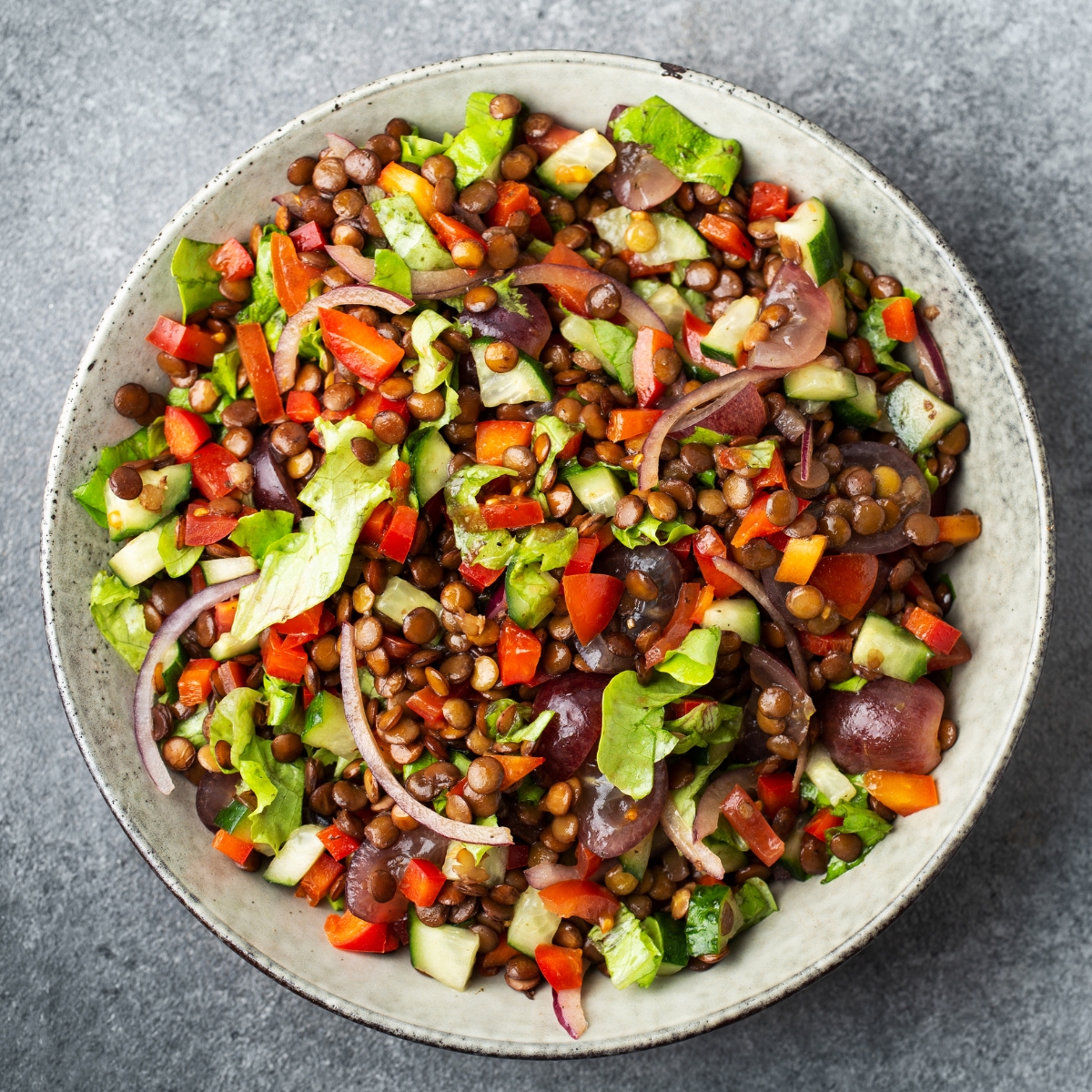 Ensalada de lentejas y vegetales salteados
