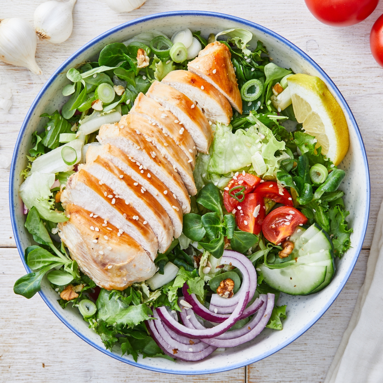 Ensalada con pollo a la plancha y vegetales frescos