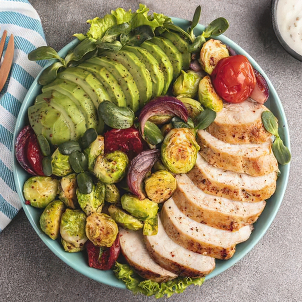 Ensalada de pollo y aguacate